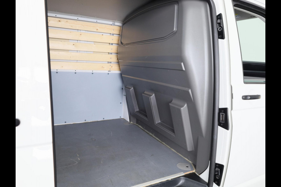 Volkswagen Transporter 2.0 TDI L2H1 28 Comfortline 110 pk | Verlengde garantie | Navigatie via App | Parkeersensoren achter | Cruise control |