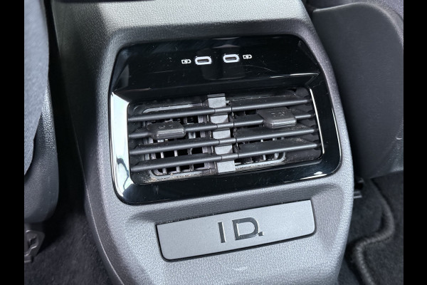 Volkswagen ID.4 SOH 92% Trekhaak Adap.Cruise Navi Ecc Apple Carplay Android Auto Stoel+Stuurverwarming Pdc Ecc DAB Smart Climate Comfort Pakket Rijstrooksensor Led Verwarmde Voorruit 1e Eigenaar Origineel Nederlandse Auto 55kWh pure € 42.000 nieuw!