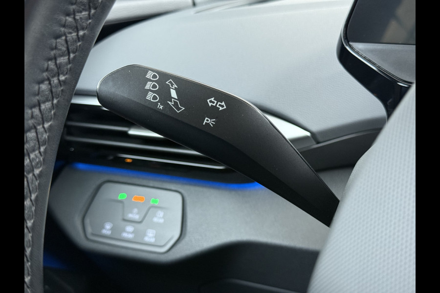 Volkswagen ID.4 SOH 92% Trekhaak Adap.Cruise Navi Ecc Apple Carplay Android Auto Stoel+Stuurverwarming Pdc Ecc DAB Smart Climate Comfort Pakket Rijstrooksensor Led Verwarmde Voorruit 1e Eigenaar Origineel Nederlandse Auto 55kWh pure € 42.000 nieuw!