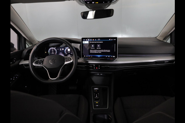 Volkswagen Golf 1.5 eHybrid Life Edition 204 pk Automaat (DSG) | Verlengde garantie | Navigatie via App | Parkeersensoren (Park assist) | Achteruitrijcamera | Adaptieve cruise control |