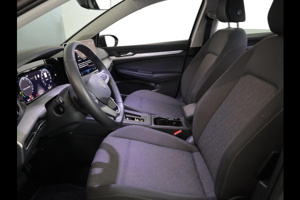 Volkswagen Golf 1.5 eHybrid Life Edition 204 pk Automaat (DSG) | Verlengde garantie | Navigatie via App | Parkeersensoren (Park assist) | Achteruitrijcamera | Adaptieve cruise control |
