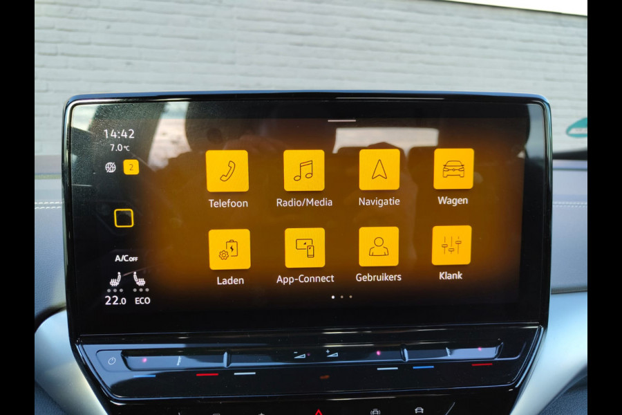 Volkswagen ID.5 Pro 77kWh SOH 98%!! Warmtepomp Afn-Trekhaak Adaptive-Cruise HUD Camera Navi 19"Lm Parkassist PDC-a+v Apple Android Carplay App-C Rijstrooksensor+Correctie Airco-Achter Stoel+Stuur+Vooraam+ruitensproeiers+wisserbl.-Verwarmd Head-up-Display Draadloze-lader Front Assist Voice-Command Keyless-Start Verkeersbordherk. AEB ESP BotsWaarsch. Two-Tone-lak Orig.NLse auto € 54.000 nieuw