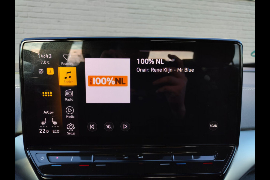 Volkswagen ID.5 Pro 77kWh SOH 98%!! Warmtepomp Afn-Trekhaak Adaptive-Cruise HUD Camera Navi 19"Lm Parkassist PDC-a+v Apple Android Carplay App-C Rijstrooksensor+Correctie Airco-Achter Stoel+Stuur+Vooraam+ruitensproeiers+wisserbl.-Verwarmd Head-up-Display Draadloze-lader Front Assist Voice-Command Keyless-Start Verkeersbordherk. AEB ESP BotsWaarsch. Two-Tone-lak Orig.NLse auto € 54.000 nieuw