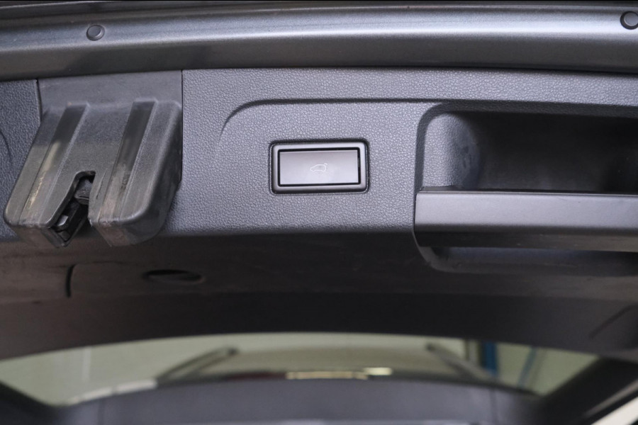 Volkswagen Touran 1.6 TDI - Grijskenteken, Airco, Cruise, Navi, PDC, Camera, Trekhaak.