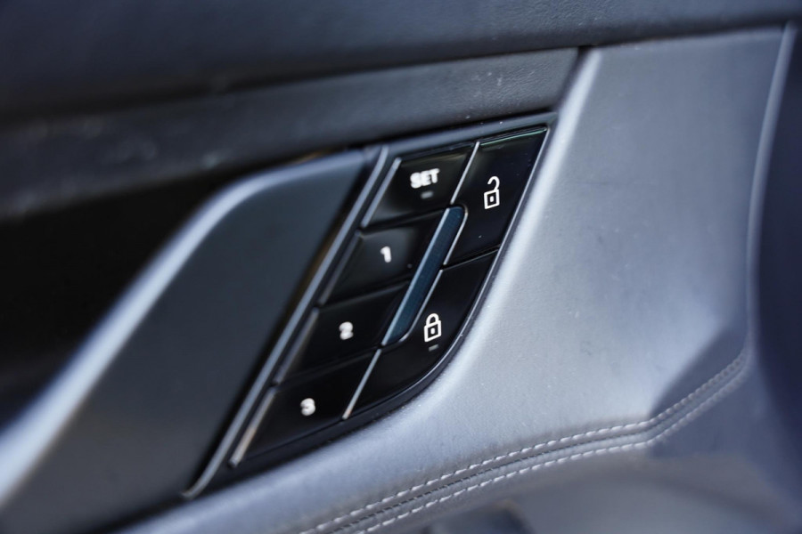 Porsche Taycan 4S Performance 84 kWh / Panoramadak / Sport Chrono Pakket