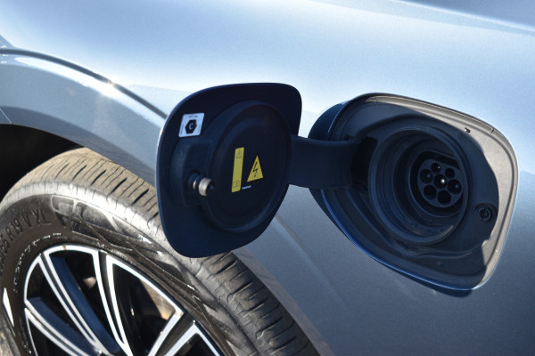 Volvo XC60 T6 AWD 340PK Plug-in Hybrid Business Pro | Trekhaak | Luchtvering | Camera |  Panodak | 19" LMV | Stoelverwarming