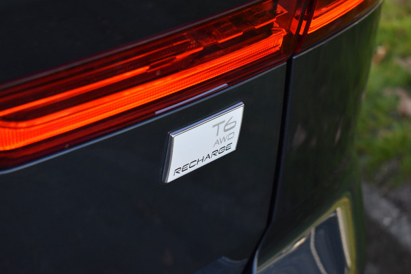 Volvo XC60 T6 AWD 340PK Plug-in Hybrid Business Pro | Trekhaak | Luchtvering | Camera |  Panodak | 19" LMV | Stoelverwarming