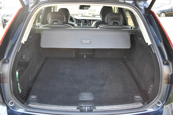 Volvo XC60 T6 AWD 340PK Plug-in Hybrid Business Pro | Trekhaak | Luchtvering | Camera |  Panodak | 19" LMV | Stoelverwarming