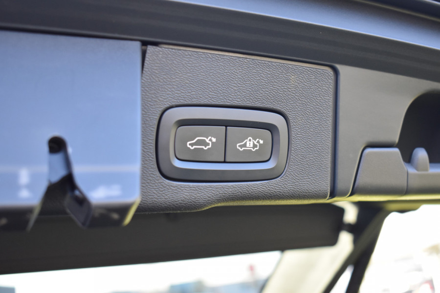 Volvo XC60 T6 AWD 340PK Plug-in Hybrid Business Pro | Trekhaak | Luchtvering | Camera |  Panodak | 19" LMV | Stoelverwarming