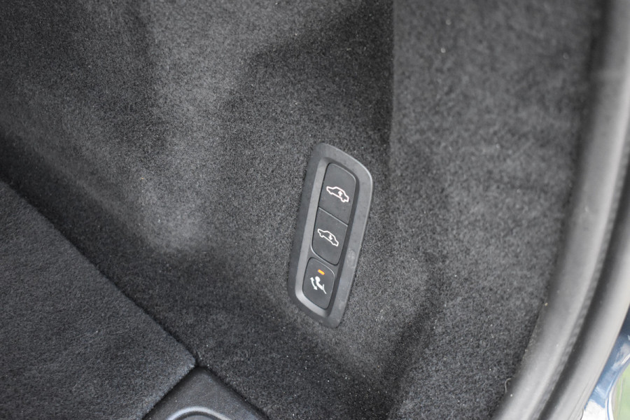 Volvo XC60 T6 AWD 340PK Plug-in Hybrid Business Pro | Trekhaak | Luchtvering | Camera |  Panodak | 19" LMV | Stoelverwarming