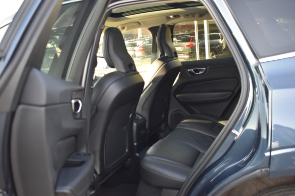 Volvo XC60 T6 AWD 340PK Plug-in Hybrid Business Pro | Trekhaak | Luchtvering | Camera |  Panodak | 19" LMV | Stoelverwarming