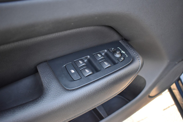 Volvo XC60 T6 AWD 340PK Plug-in Hybrid Business Pro | Trekhaak | Luchtvering | Camera |  Panodak | 19" LMV | Stoelverwarming