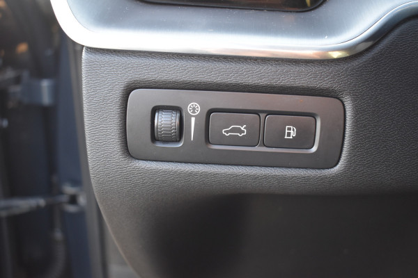 Volvo XC60 T6 AWD 340PK Plug-in Hybrid Business Pro | Trekhaak | Luchtvering | Camera |  Panodak | 19" LMV | Stoelverwarming