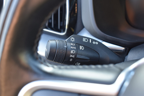 Volvo XC60 T6 AWD 340PK Plug-in Hybrid Business Pro | Trekhaak | Luchtvering | Camera |  Panodak | 19" LMV | Stoelverwarming