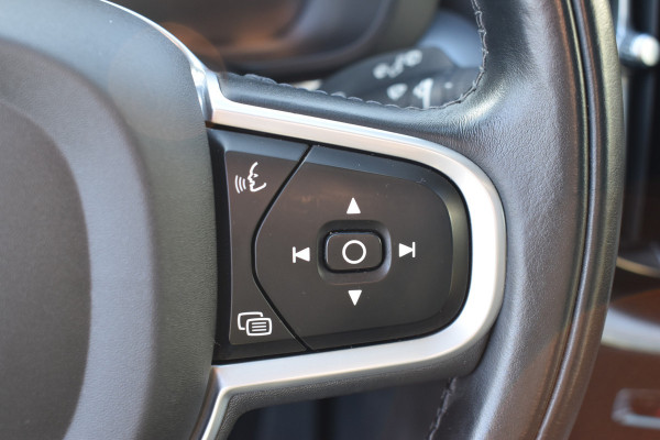 Volvo XC60 T6 AWD 340PK Plug-in Hybrid Business Pro | Trekhaak | Luchtvering | Camera |  Panodak | 19" LMV | Stoelverwarming