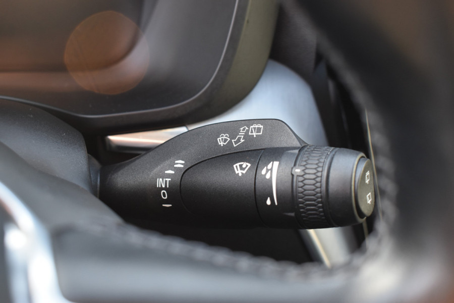 Volvo XC60 T6 AWD 340PK Plug-in Hybrid Business Pro | Trekhaak | Luchtvering | Camera |  Panodak | 19" LMV | Stoelverwarming