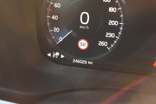 Volvo XC60 T6 AWD 340PK Plug-in Hybrid Business Pro | Trekhaak | Luchtvering | Camera |  Panodak | 19" LMV | Stoelverwarming