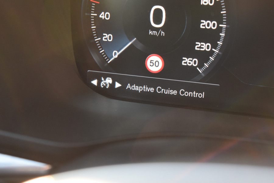 Volvo XC60 T6 AWD 340PK Plug-in Hybrid Business Pro | Trekhaak | Luchtvering | Camera |  Panodak | 19" LMV | Stoelverwarming