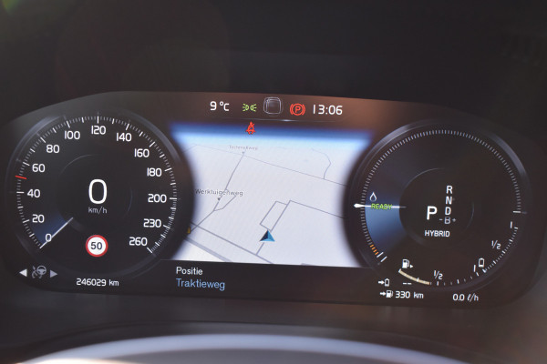 Volvo XC60 T6 AWD 340PK Plug-in Hybrid Business Pro | Trekhaak | Luchtvering | Camera |  Panodak | 19" LMV | Stoelverwarming