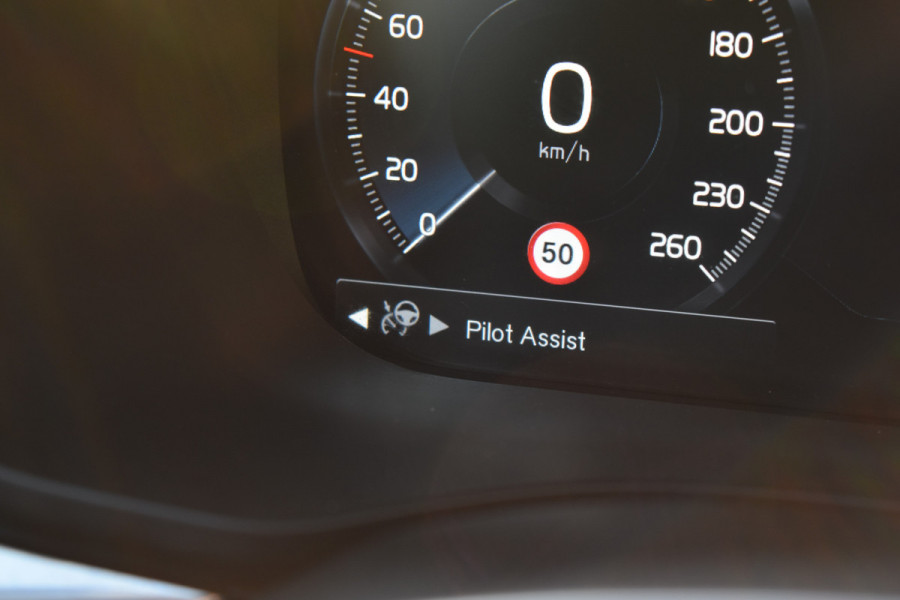 Volvo XC60 T6 AWD 340PK Plug-in Hybrid Business Pro | Trekhaak | Luchtvering | Camera |  Panodak | 19" LMV | Stoelverwarming