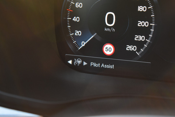 Volvo XC60 T6 AWD 340PK Plug-in Hybrid Business Pro | Trekhaak | Luchtvering | Camera |  Panodak | 19" LMV | Stoelverwarming