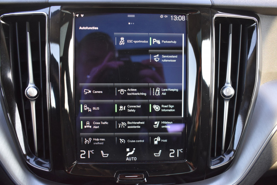 Volvo XC60 T6 AWD 340PK Plug-in Hybrid Business Pro | Trekhaak | Luchtvering | Camera |  Panodak | 19" LMV | Stoelverwarming