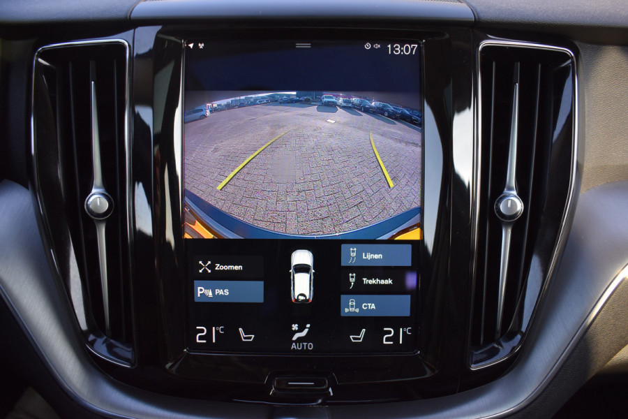 Volvo XC60 T6 AWD 340PK Plug-in Hybrid Business Pro | Trekhaak | Luchtvering | Camera |  Panodak | 19" LMV | Stoelverwarming