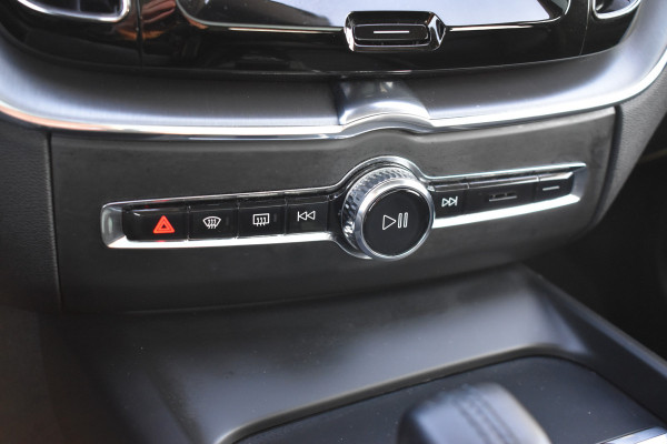 Volvo XC60 T6 AWD 340PK Plug-in Hybrid Business Pro | Trekhaak | Luchtvering | Camera |  Panodak | 19" LMV | Stoelverwarming