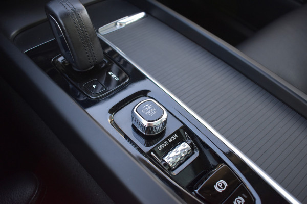 Volvo XC60 T6 AWD 340PK Plug-in Hybrid Business Pro | Trekhaak | Luchtvering | Camera |  Panodak | 19" LMV | Stoelverwarming