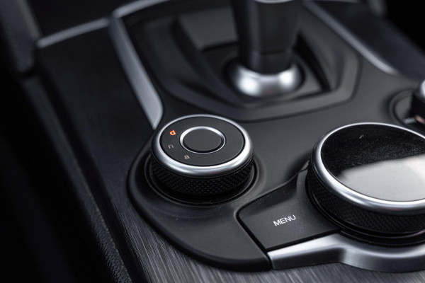 Alfa Romeo Stelvio 2.0 T AWD B-Tech Q4 200 PK Pano Adaptive Leder Camera 19''