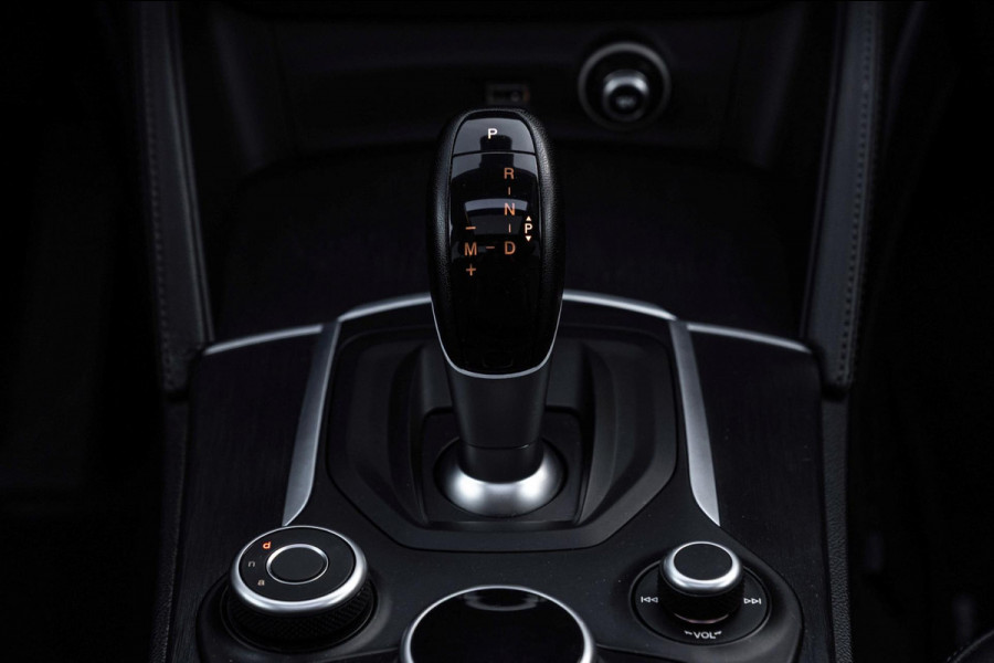 Alfa Romeo Stelvio 2.0 T AWD B-Tech Q4 200 PK Pano Adaptive Leder Camera 19''