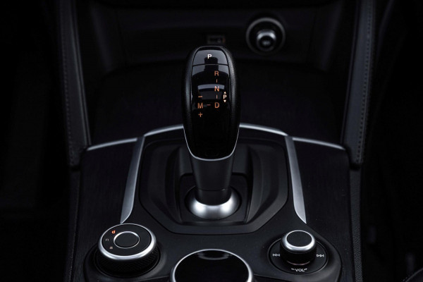 Alfa Romeo Stelvio 2.0 T AWD B-Tech Q4 200 PK Pano Adaptive Leder Camera 19''