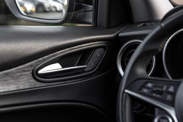 Alfa Romeo Stelvio 2.0 T AWD B-Tech Q4 200 PK Pano Adaptive Leder Camera 19''