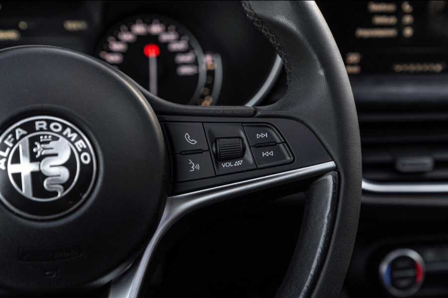 Alfa Romeo Stelvio 2.0 T AWD B-Tech Q4 200 PK Pano Adaptive Leder Camera 19''