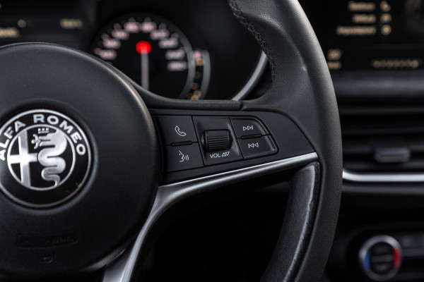 Alfa Romeo Stelvio 2.0 T AWD B-Tech Q4 200 PK Pano Adaptive Leder Camera 19''