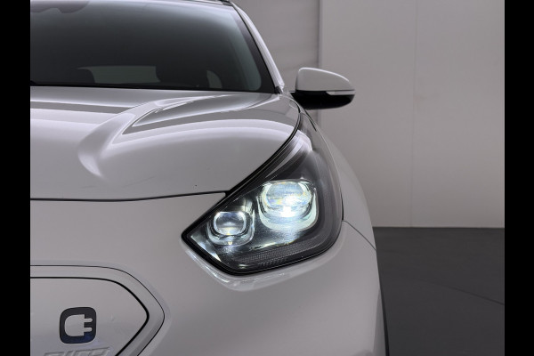 Kia e-Niro 204pk ExecutiveLine 64kWh 3fase SOH 100% Warmtepomp Leer+Elektr.+Verwarmd+Gekoeld+Memory Adaptive-Cruise Navi Ecc Camera Apple C Stuurverwarming Lmv Privacy Glas DAB Vess Lane Assist Blind Spot 11kw thuisladen Origineel Nederlandse Auto Dealer Onderh. Zeer compleet €48.000 nieuw !