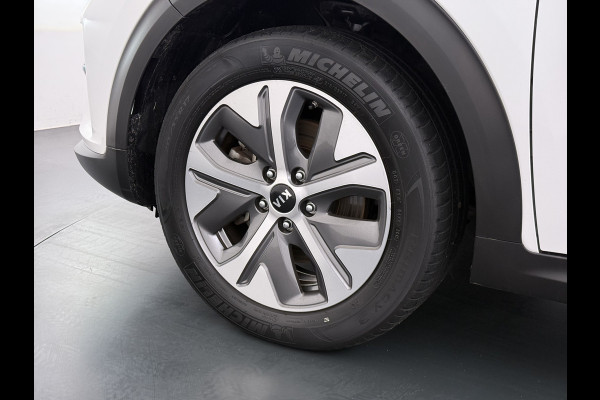 Kia e-Niro 204pk ExecutiveLine 64kWh 3fase SOH 100% Warmtepomp Leer+Elektr.+Verwarmd+Gekoeld+Memory Adaptive-Cruise Navi Ecc Camera Apple C Stuurverwarming Lmv Privacy Glas DAB Vess Lane Assist Blind Spot 11kw thuisladen Origineel Nederlandse Auto Dealer Onderh. Zeer compleet €48.000 nieuw !