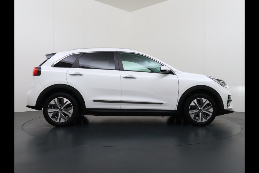 Kia e-Niro 204pk ExecutiveLine 64kWh 3fase SOH 100% Warmtepomp Leer+Elektr.+Verwarmd+Gekoeld+Memory Adaptive-Cruise Navi Ecc Camera Apple C Stuurverwarming Lmv Privacy Glas DAB Vess Lane Assist Blind Spot 11kw thuisladen Origineel Nederlandse Auto Dealer Onderh. Zeer compleet €48.000 nieuw !