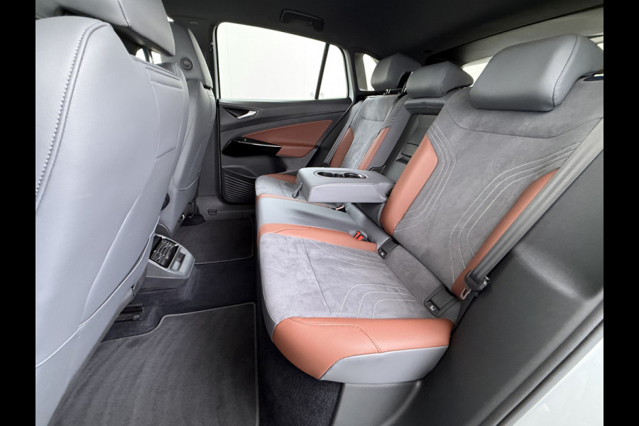 Volkswagen ID.4 204pk First 77kWh SOH 90% Leer/Alcantara Adap.Cruise Navi Ecc Camera Apple Carplay Android Pdc Lmv 20" Stoelverwarming Led Bordherkenning Voor-Klimatisering App-Connect  E-sound Front-Assist Origineel Nederlandse Auto Zeer Compleet 1e eigenaar