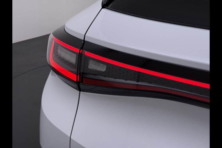 Volkswagen ID.4 204pk First 77kWh SOH 90% Leer/Alcantara Adap.Cruise Navi Ecc Camera Apple Carplay Android Pdc Lmv 20" Stoelverwarming Led Bordherkenning Voor-Klimatisering App-Connect  E-sound Front-Assist Origineel Nederlandse Auto Zeer Compleet 1e eigenaar