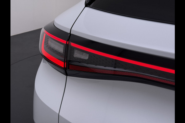 Volkswagen ID.4 204pk First 77kWh SOH 90% Leer/Alcantara Adap.Cruise Navi Ecc Camera Apple Carplay Android Pdc Lmv 20" Stoelverwarming Led Bordherkenning Voor-Klimatisering App-Connect  E-sound Front-Assist Origineel Nederlandse Auto Zeer Compleet 1e eigenaar