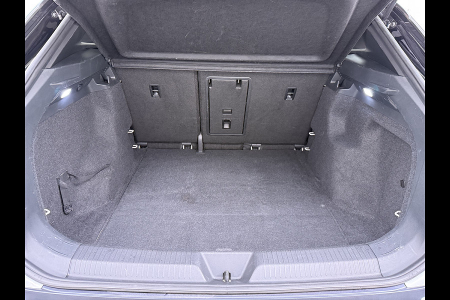 Volkswagen ID.4 204pk First 77kWh SOH 90% Leer/Alcantara Adap.Cruise Navi Ecc Camera Apple Carplay Android Pdc Lmv 20" Stoelverwarming Led Bordherkenning Voor-Klimatisering App-Connect  E-sound Front-Assist Origineel Nederlandse Auto Zeer Compleet 1e eigenaar