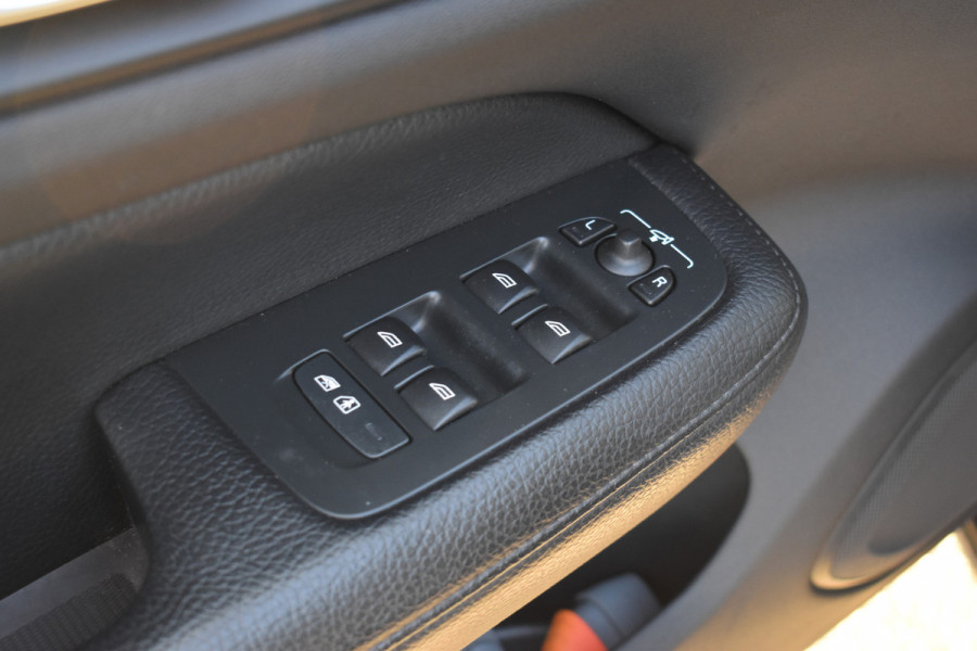 Volvo V60 T8 390PK Automaat Twin Engine AWD Inscription Trekhaak | Panodak | 360 Camera | Blis | Stoelverwarming