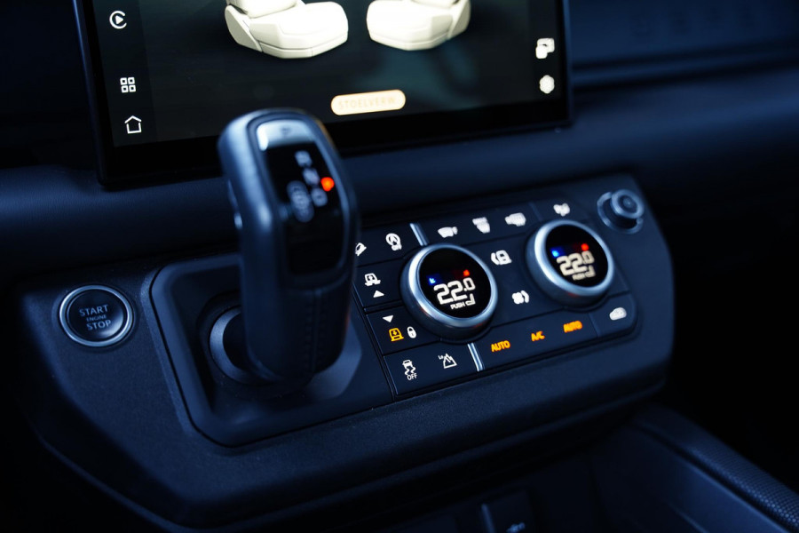 Land Rover Defender 110 P 525 V8 Black Edition / Panoramadak / Meridian