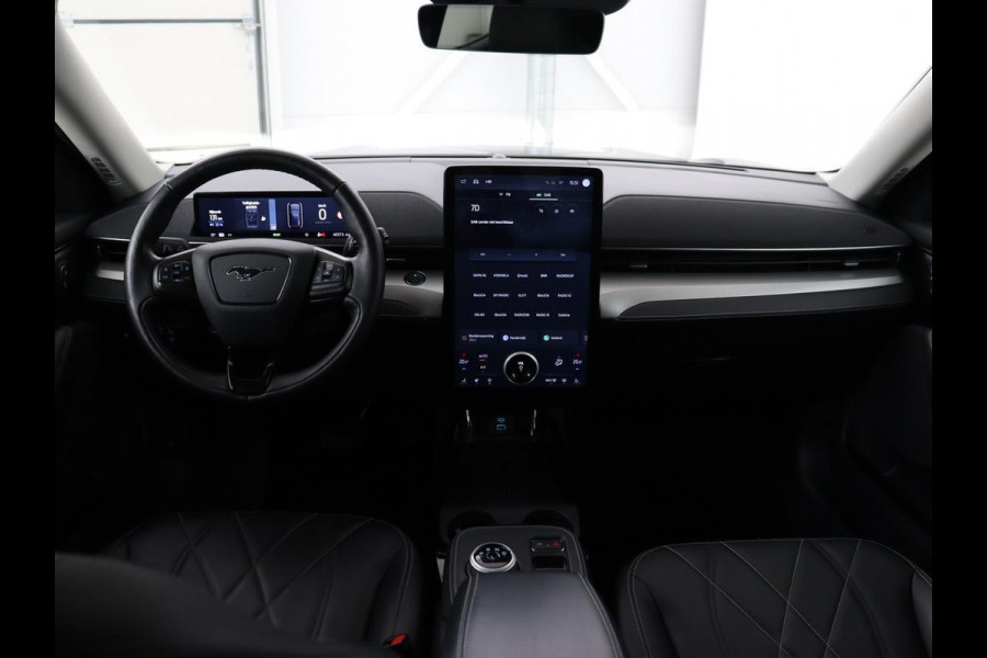 Ford Mustang Mach-E RWD 75 kWh | 40.300km NAP | Trekhaak | Leder | Stoelverwarming | Adaptive cruise | Keyless | Carplay | Navigatie | Full LED