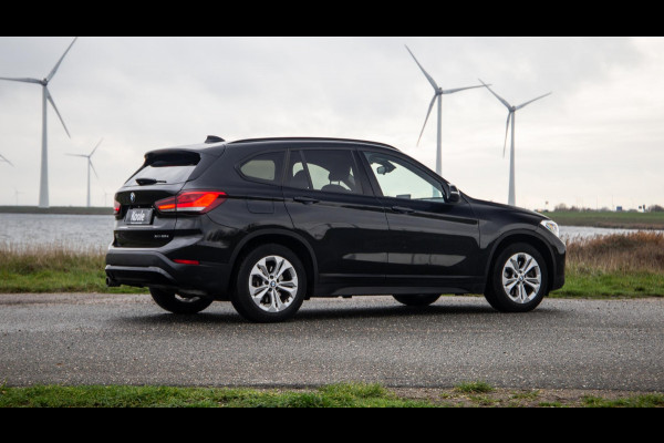 BMW X1 xDrive25e Executive CAMERA / CARPLAY / AUTOMAAT / LEDER / LED / CRUISE CONTROLE / STOELVERWARMING