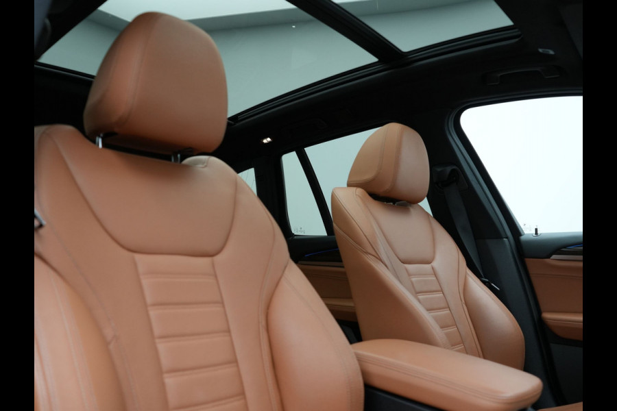 BMW X3 xDrive30e M Sport Plug In Hybrid 292pk Dealer O.H. PHEV | Panodak | Sfeerverlichting | Lederen Sportstoelen Memory & Verwarmd | Stuur Verwarmd | Apple Carplay | Keyless | Cruise Control | Navigatie | DAB | 19"L.M |