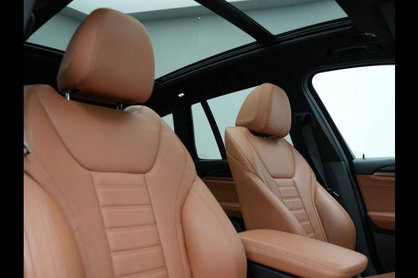 BMW X3 xDrive30e M Sport Plug In Hybrid 292pk Dealer O.H. PHEV | Panodak | Sfeerverlichting | Lederen Sportstoelen Memory & Verwarmd | Stuur Verwarmd | Apple Carplay | Keyless | Cruise Control | Navigatie | DAB | 19"L.M |