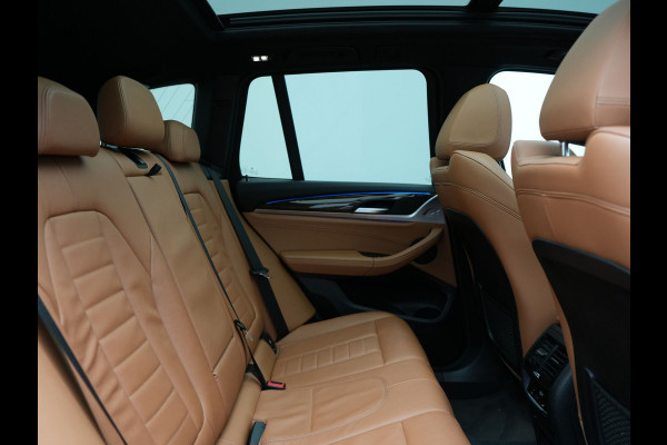BMW X3 xDrive30e M Sport Plug In Hybrid 292pk Dealer O.H. PHEV | Panodak | Sfeerverlichting | Lederen Sportstoelen Memory & Verwarmd | Stuur Verwarmd | Apple Carplay | Keyless | Cruise Control | Navigatie | DAB | 19"L.M |
