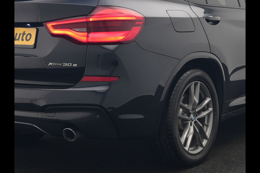 BMW X3 xDrive30e M Sport Plug In Hybrid 292pk Dealer O.H. PHEV | Panodak | Sfeerverlichting | Lederen Sportstoelen Memory & Verwarmd | Stuur Verwarmd | Apple Carplay | Keyless | Cruise Control | Navigatie | DAB | 19"L.M |